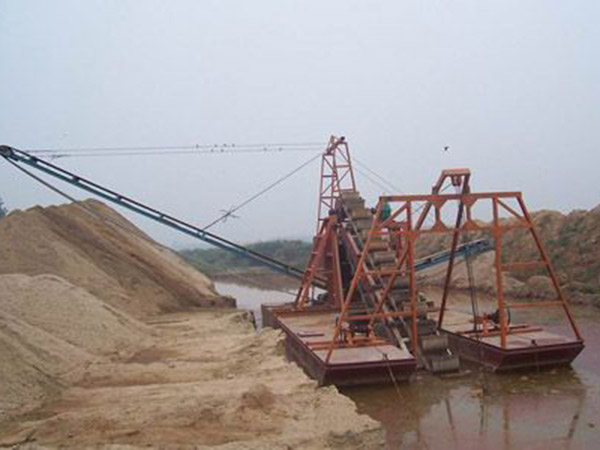 挖沙船現場作業