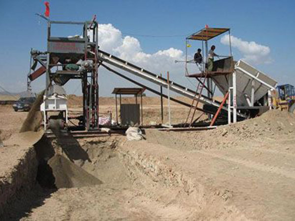 北疆沙地選鐵現場作業